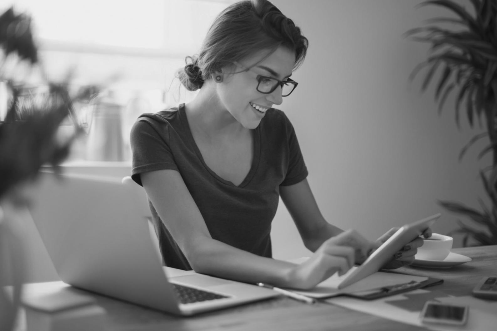 Environnement de travail collaboratif moderne illustrant les bénéfices du partenariat