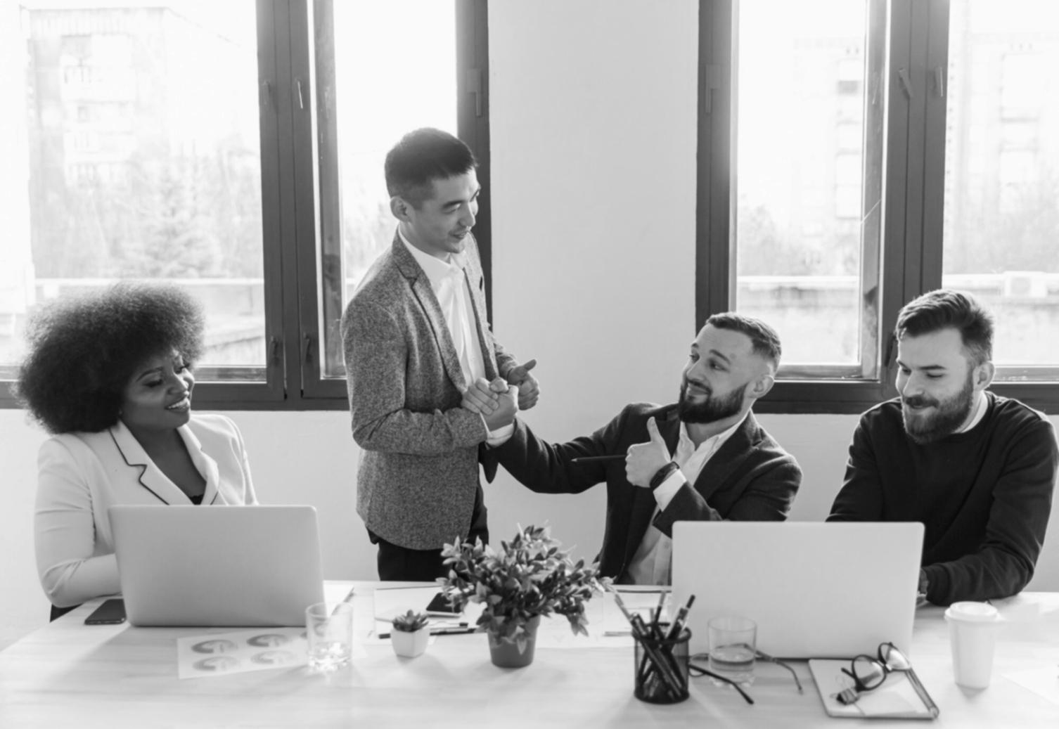 Session de formation en analyse financière avec des professionnels travaillant sur des données de marché